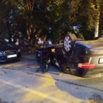 Bijelo Polje: Dva automobila preticala na punoj liniji pa jedno završilo na krovu
