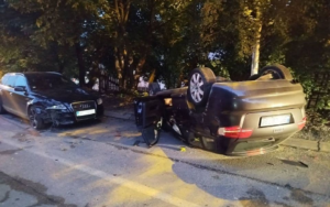 Bijelo Polje: Dva automobila preticala na punoj liniji pa jedno završilo na krovu